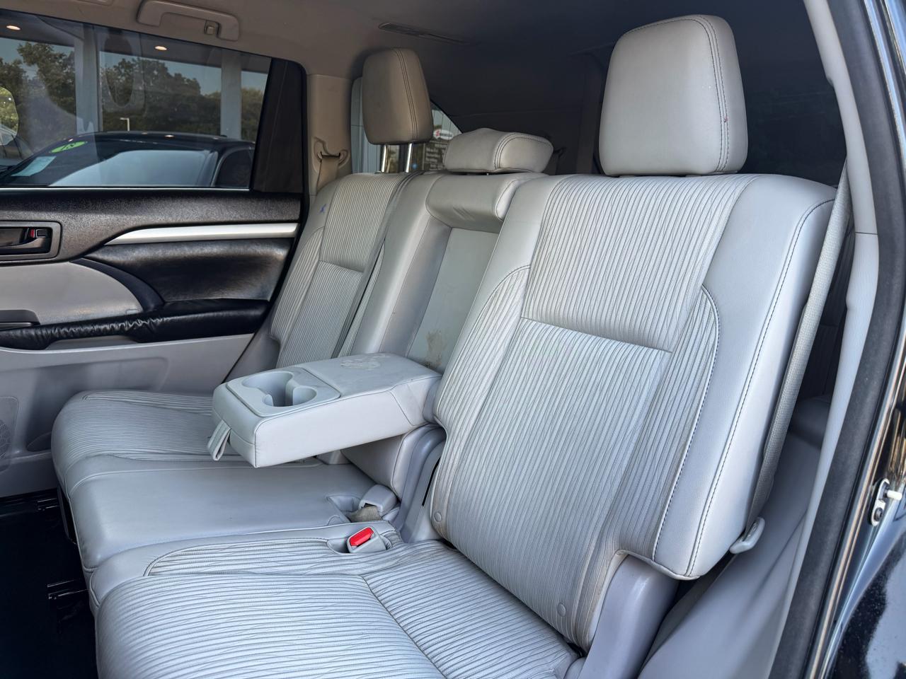 Toyota Highlander AWD 4dr V6 LE (Natl) 2015