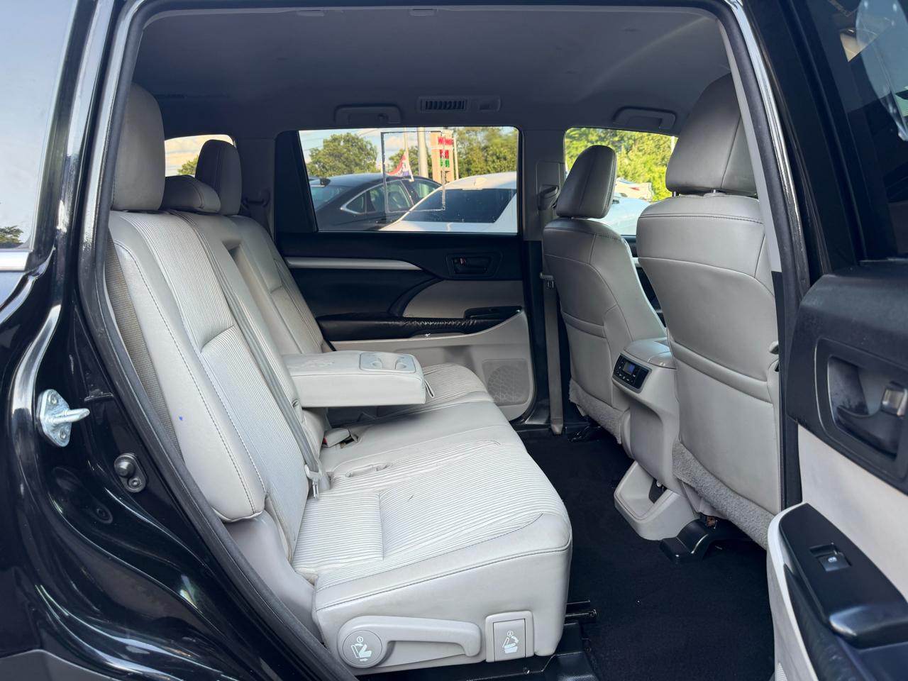 Toyota Highlander AWD 4dr V6 LE (Natl) 2015