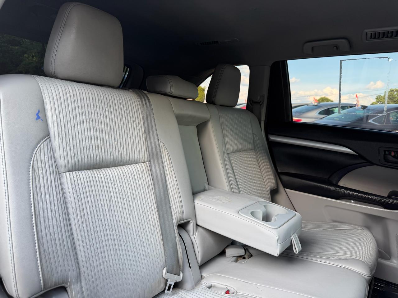 Toyota Highlander AWD 4dr V6 LE (Natl) 2015