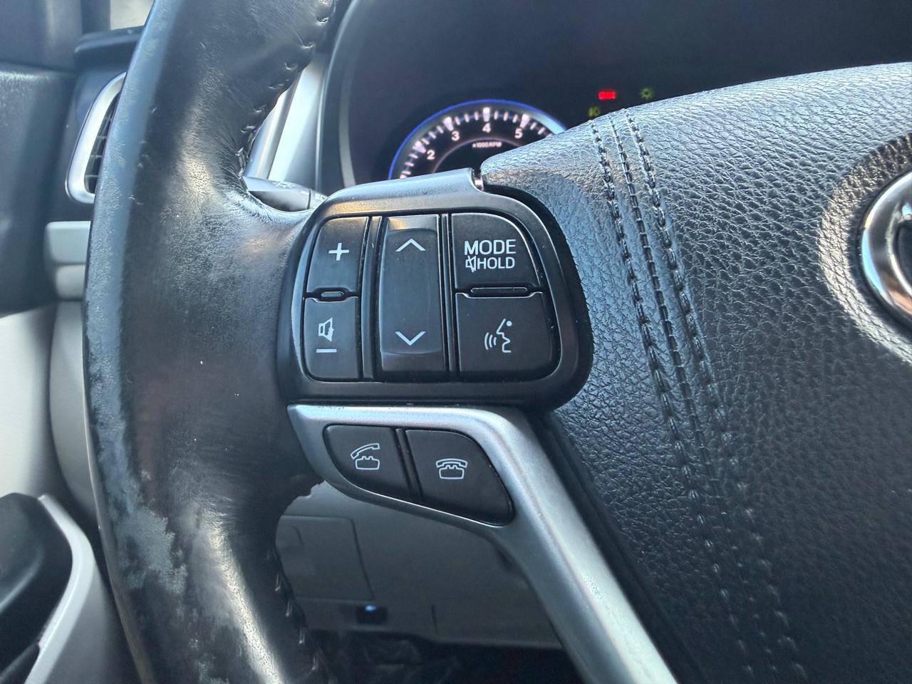 Toyota Highlander AWD 4dr V6 LE (Natl) 2015