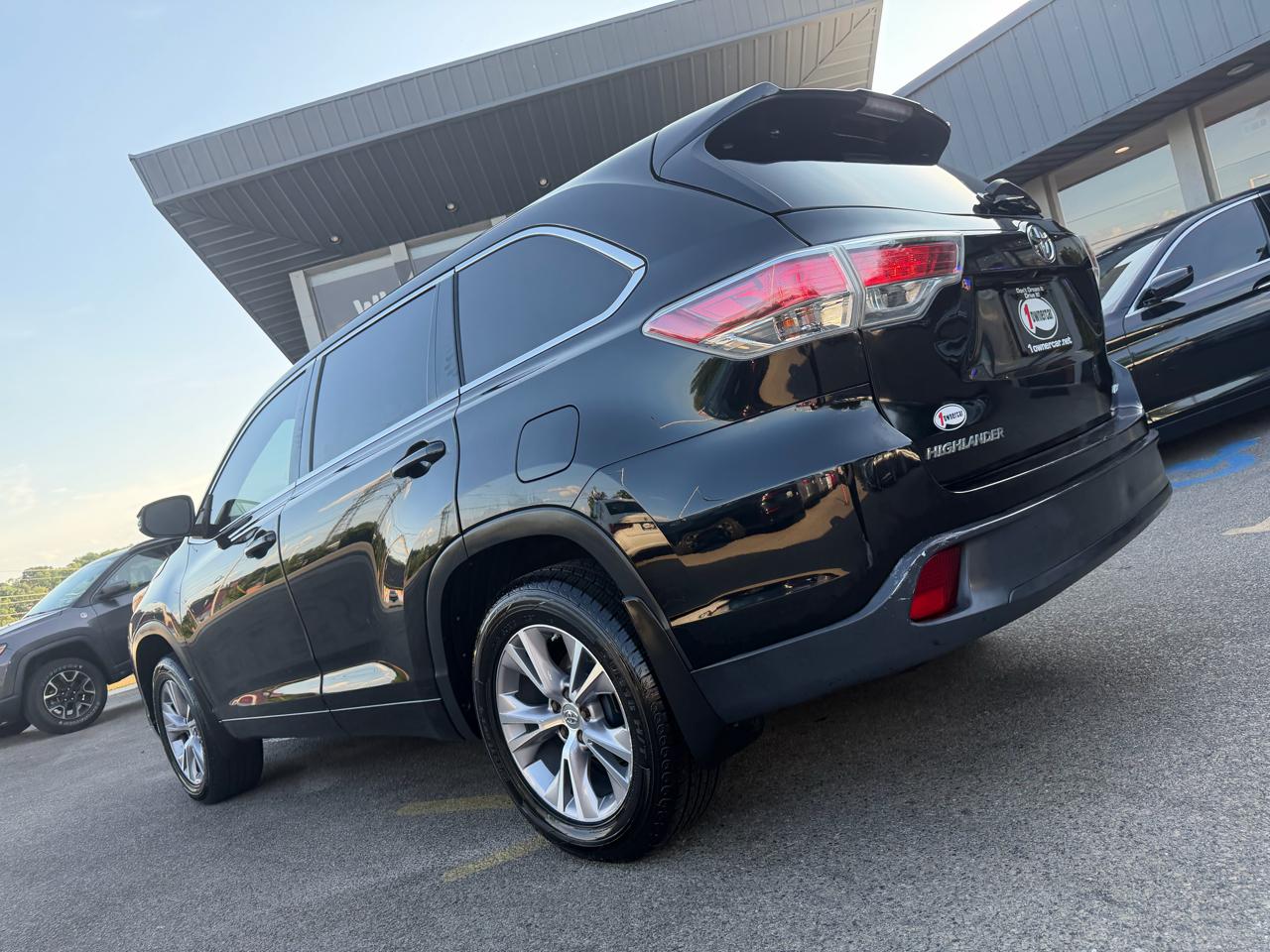 Toyota Highlander AWD 4dr V6 LE (Natl) 2015