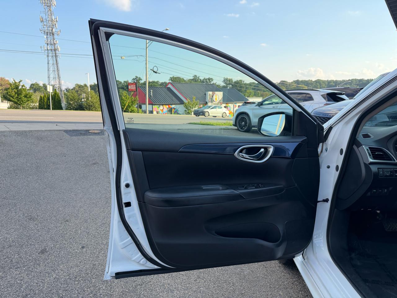 Nissan Sentra 4dr Sdn I4 CVT SR 2016