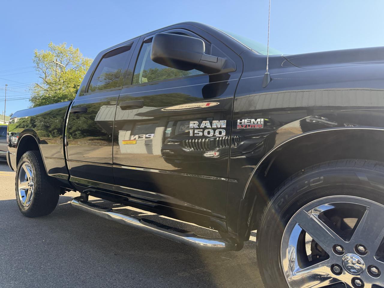 RAM 1500 Express 4x4 Quad Cab 6'4" Box 2017
