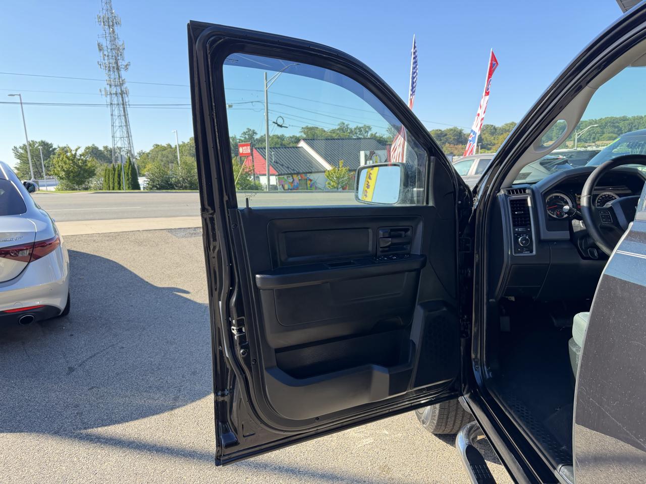 RAM 1500 Express 4x4 Quad Cab 6'4" Box 2017