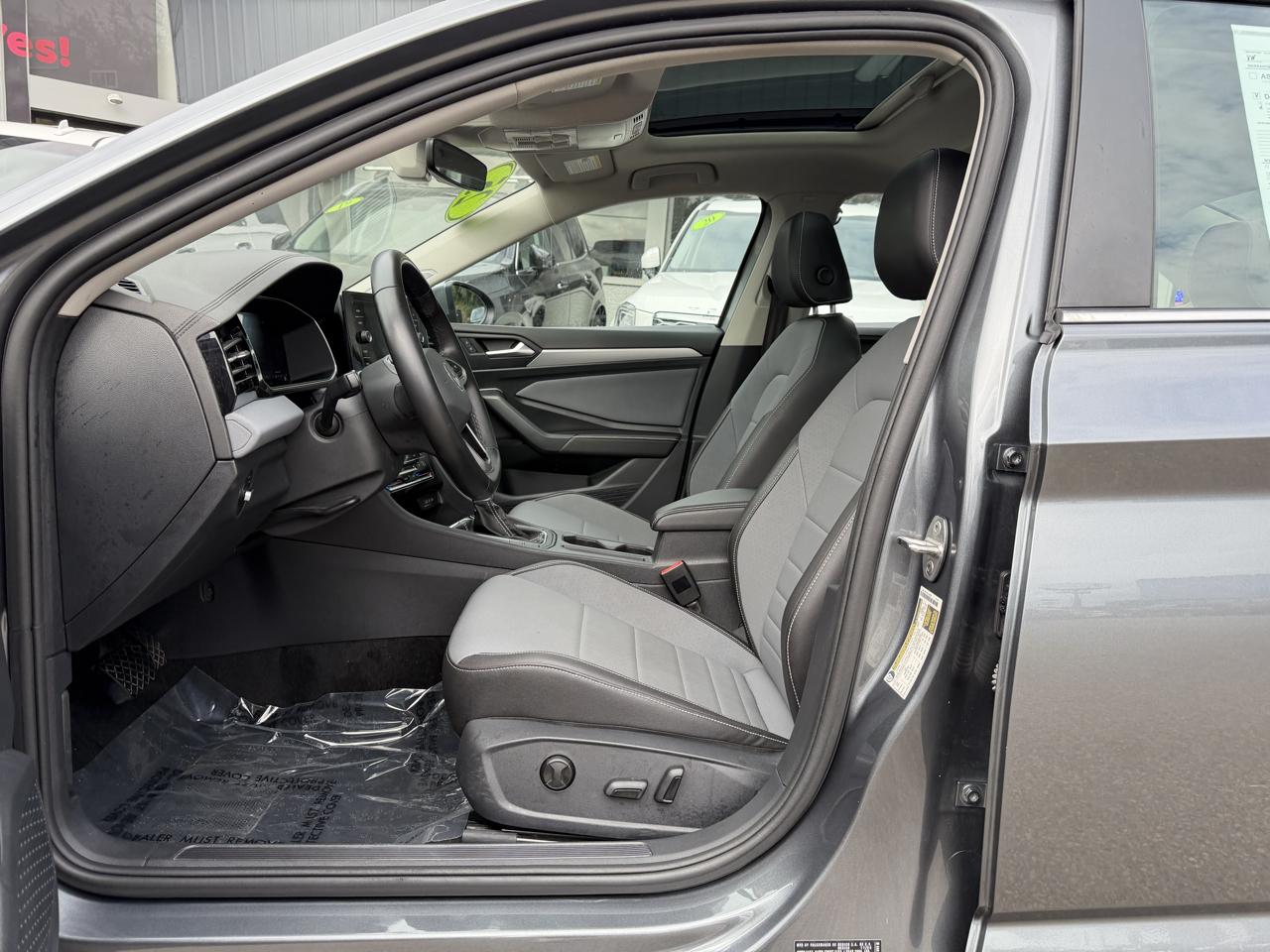 Volkswagen Jetta SE Auto 2025