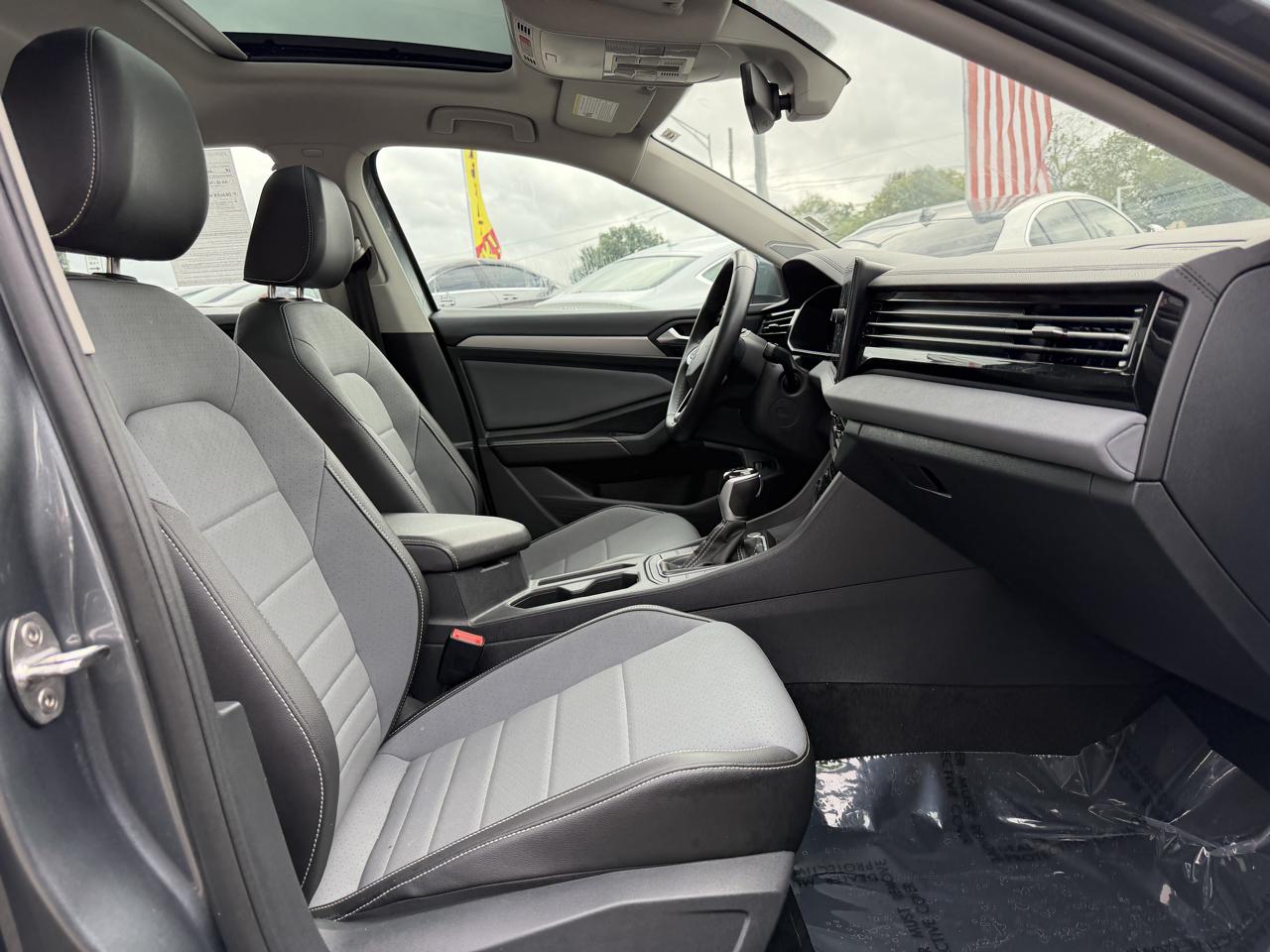 Volkswagen Jetta SE Auto 2025