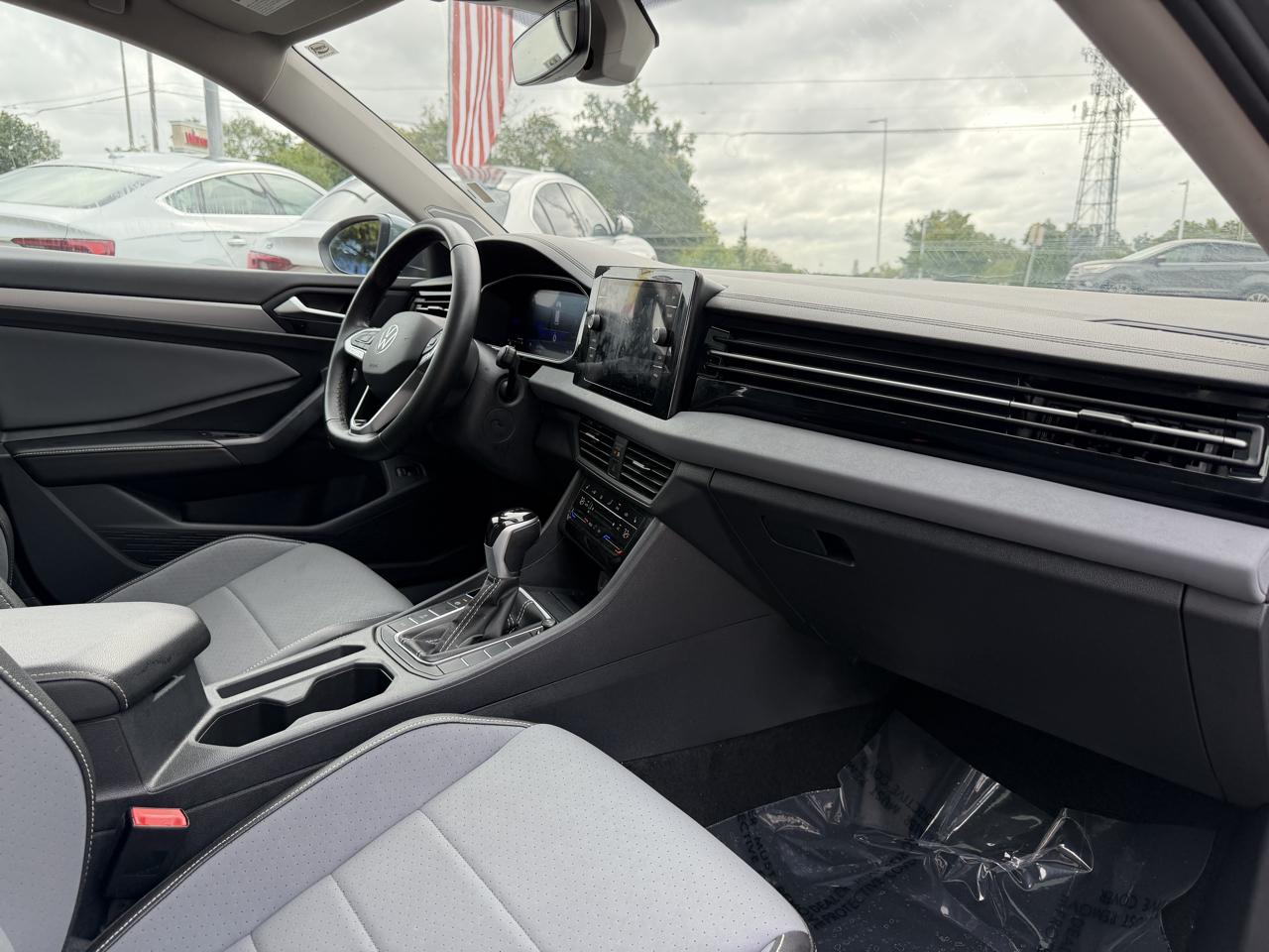 Volkswagen Jetta SE Auto 2025