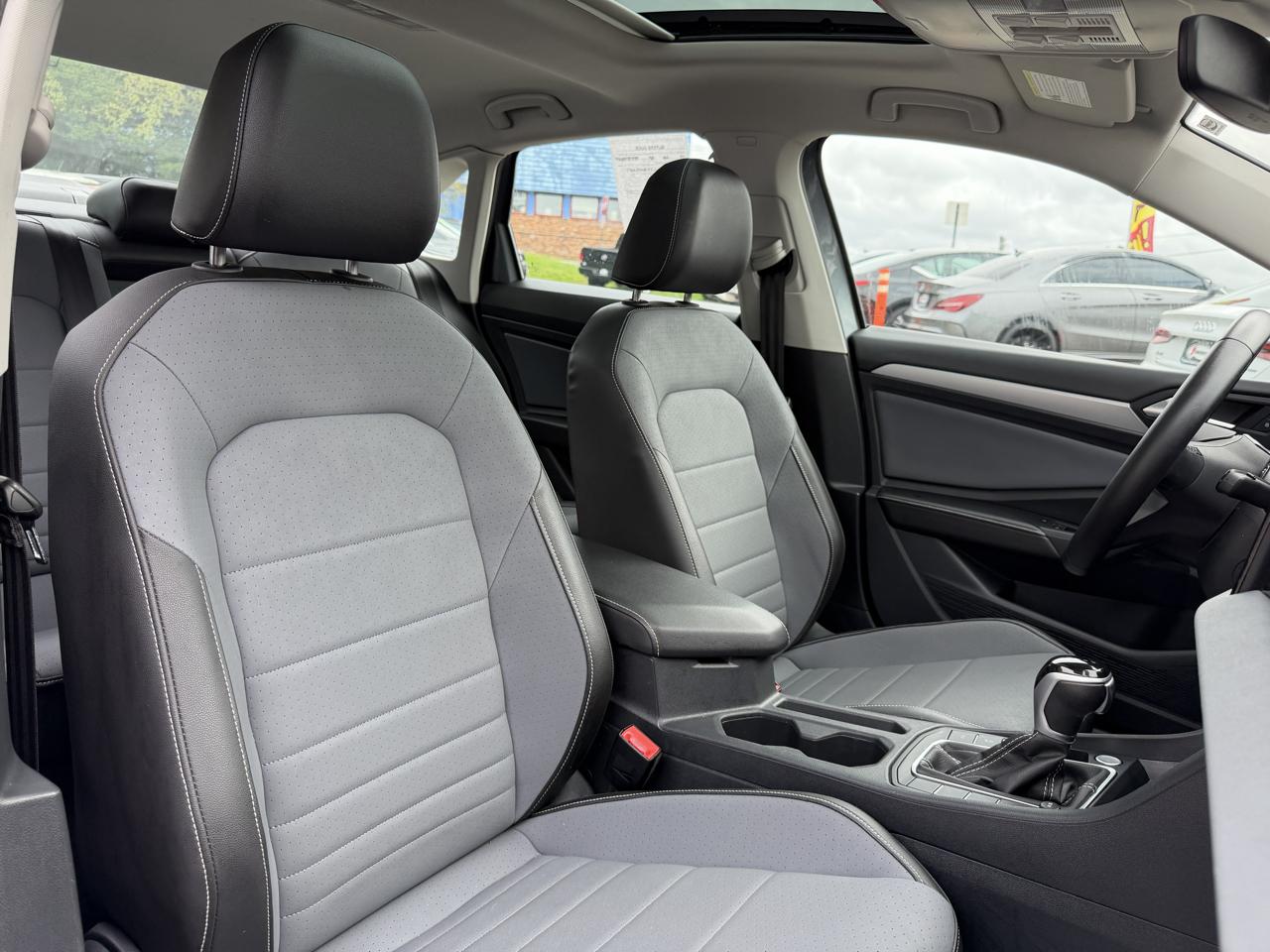 Volkswagen Jetta SE Auto 2025