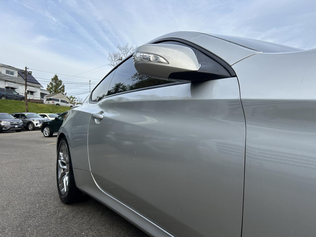 Hyundai Genesis Coupe 2dr V6 3.8L Auto Track 2013