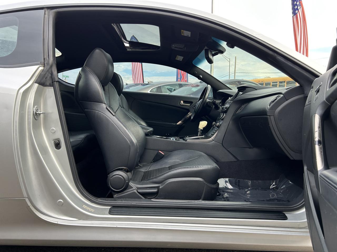 Hyundai Genesis Coupe 2dr V6 3.8L Auto Track 2013