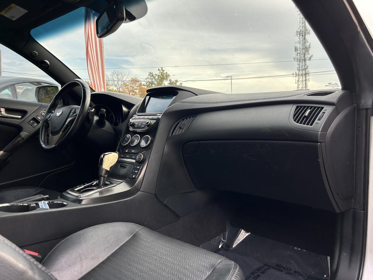 Hyundai Genesis Coupe 2dr V6 3.8L Auto Track 2013