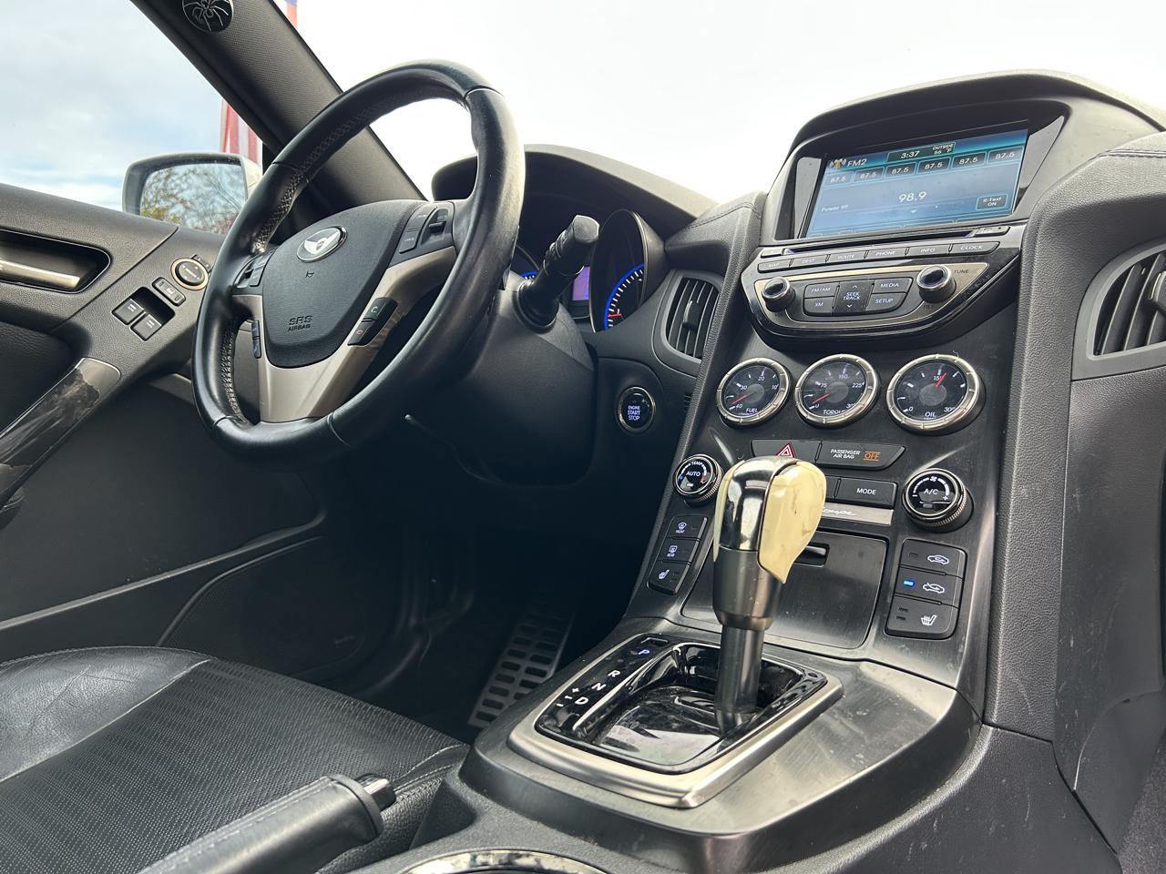 Hyundai Genesis Coupe 2dr V6 3.8L Auto Track 2013