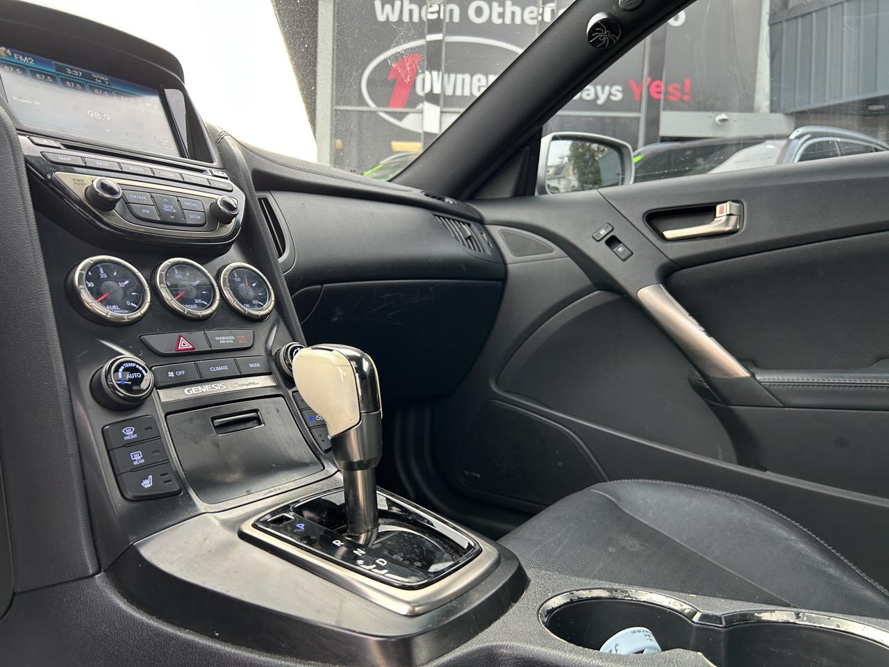 Hyundai Genesis Coupe 2dr V6 3.8L Auto Track 2013