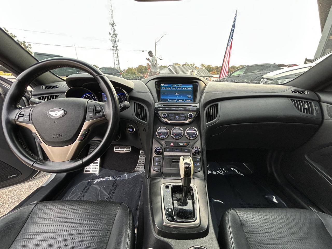 Hyundai Genesis Coupe 2dr V6 3.8L Auto Track 2013