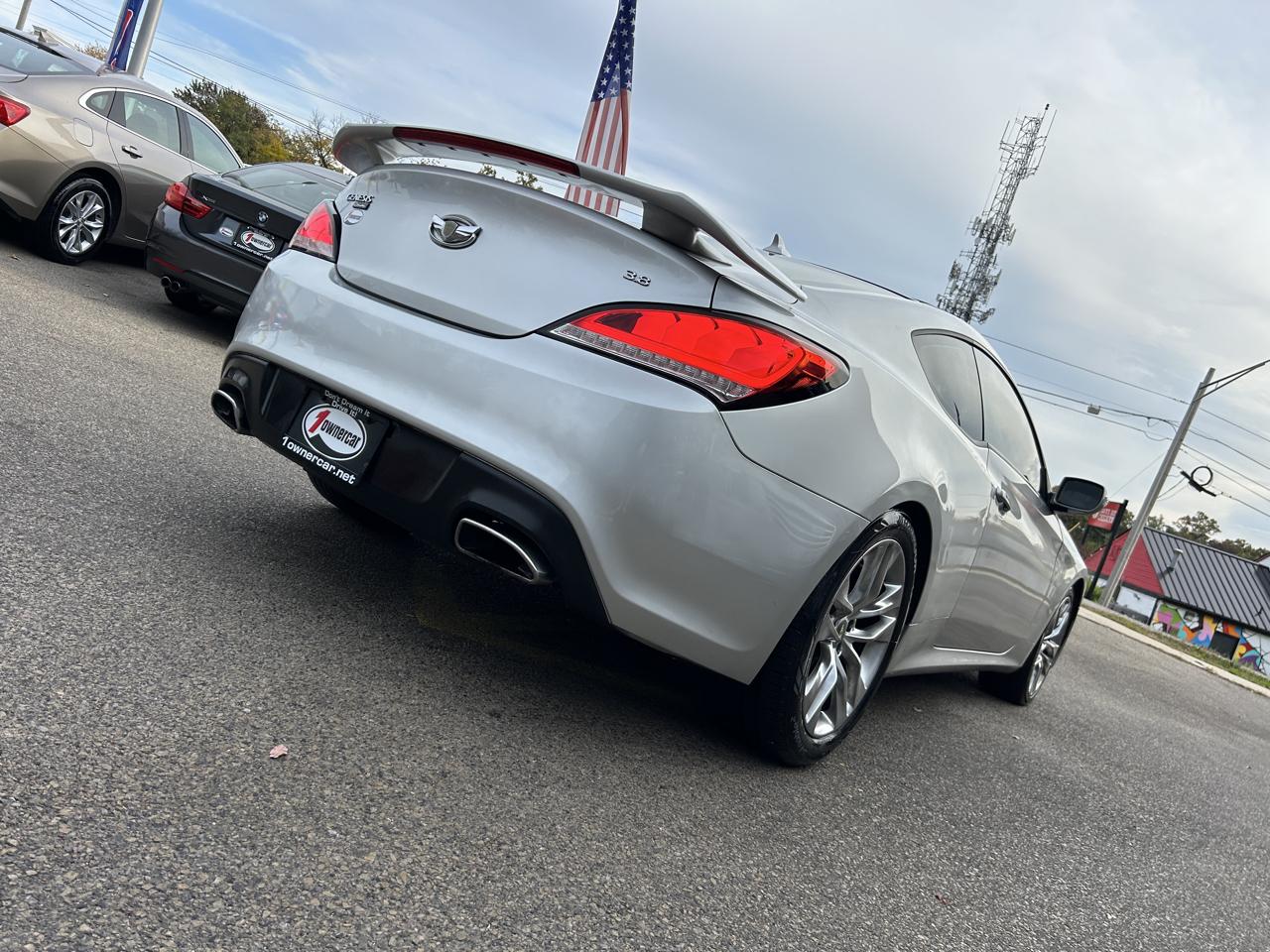 Hyundai Genesis Coupe 2dr V6 3.8L Auto Track 2013