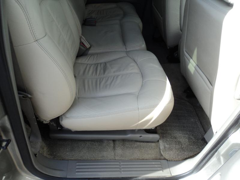 Chevrolet Suburban 1500 4WD 2002