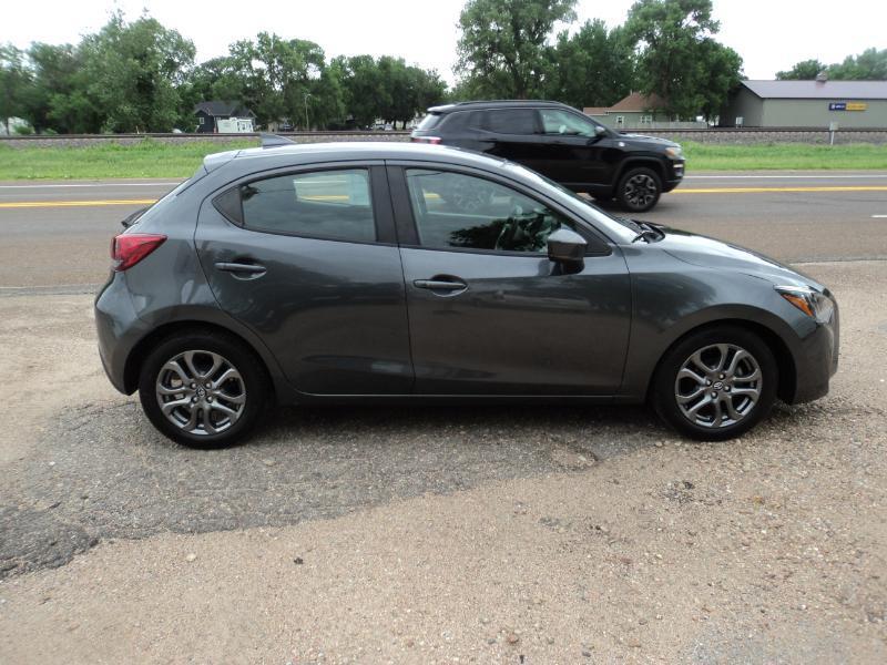 Toyota Yaris XLE Hatchback 2020