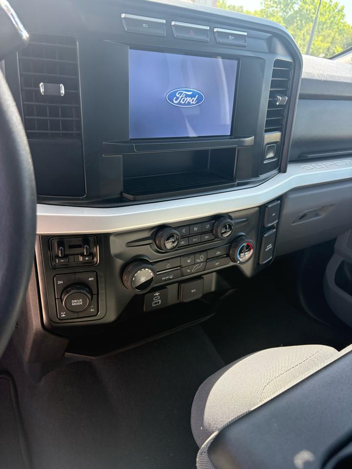 Ford F-250 SD XLT Crew Cab 4WD 2024