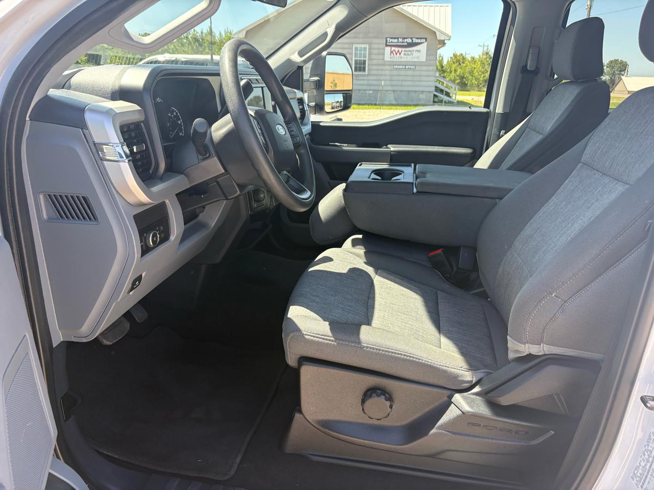 Ford F-250 SD XLT Crew Cab 4WD 2024