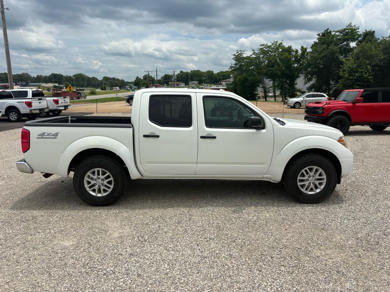 Nissan Frontier 4WD Crew Cab SWB Auto SV 2015