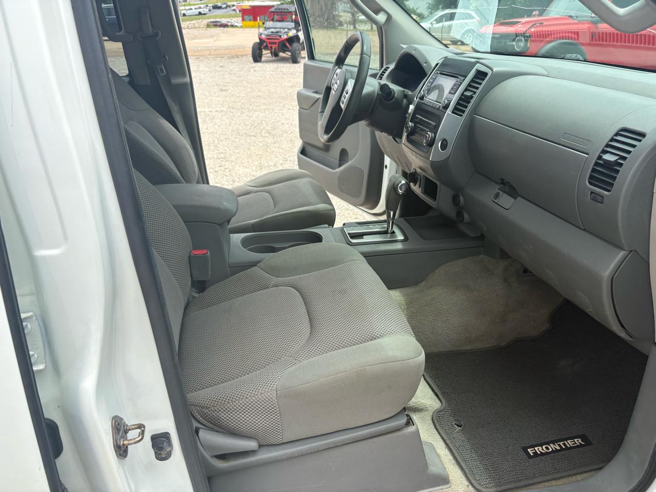 Nissan Frontier 4WD Crew Cab SWB Auto SV 2015