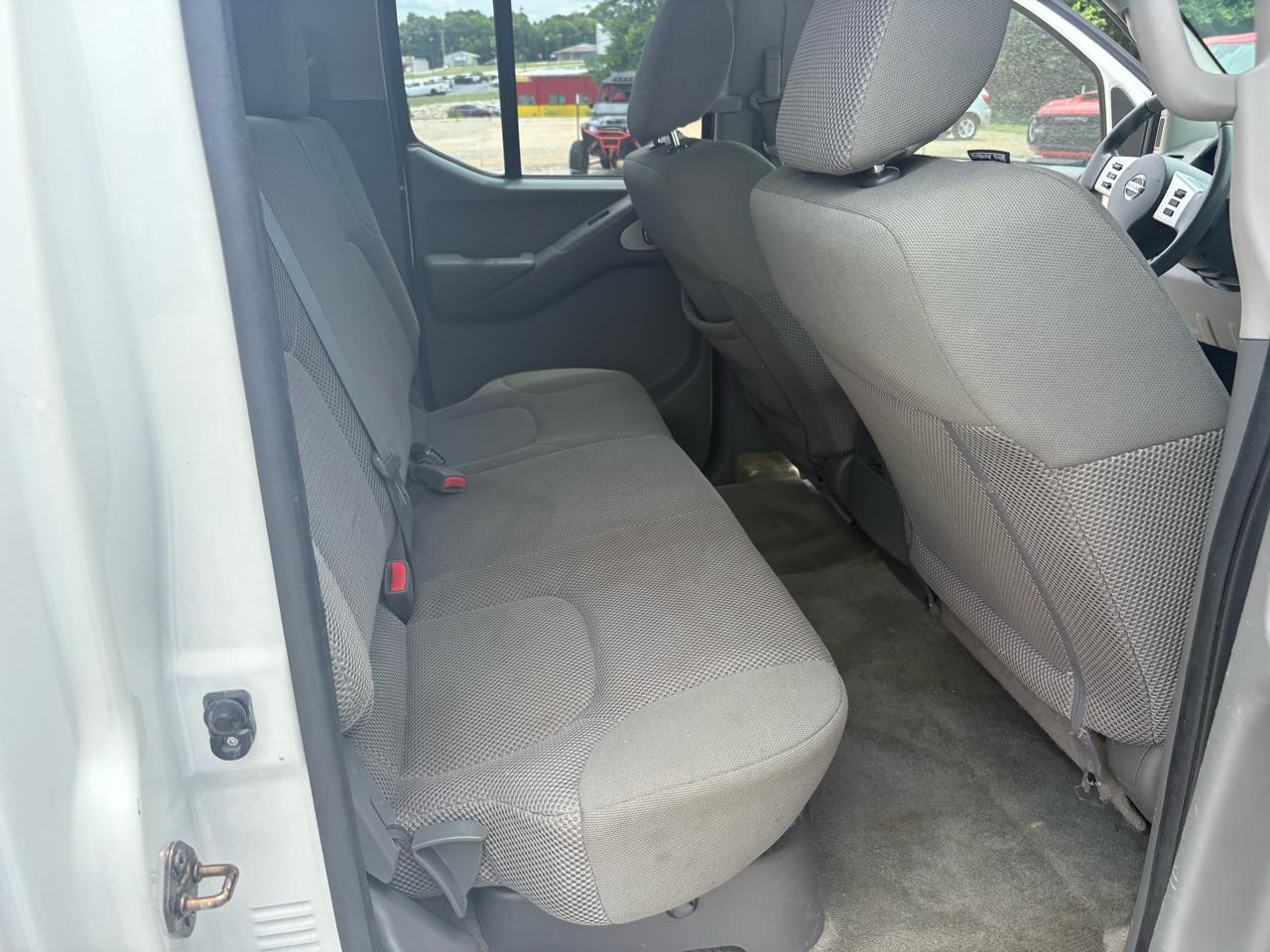 Nissan Frontier 4WD Crew Cab SWB Auto SV 2015