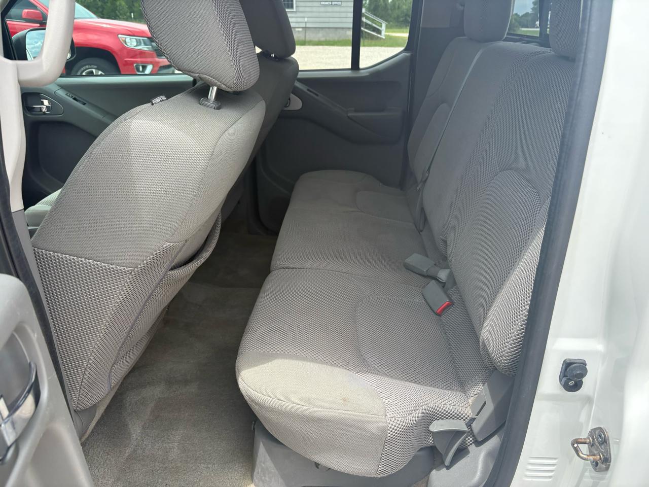 Nissan Frontier 4WD Crew Cab SWB Auto SV 2015
