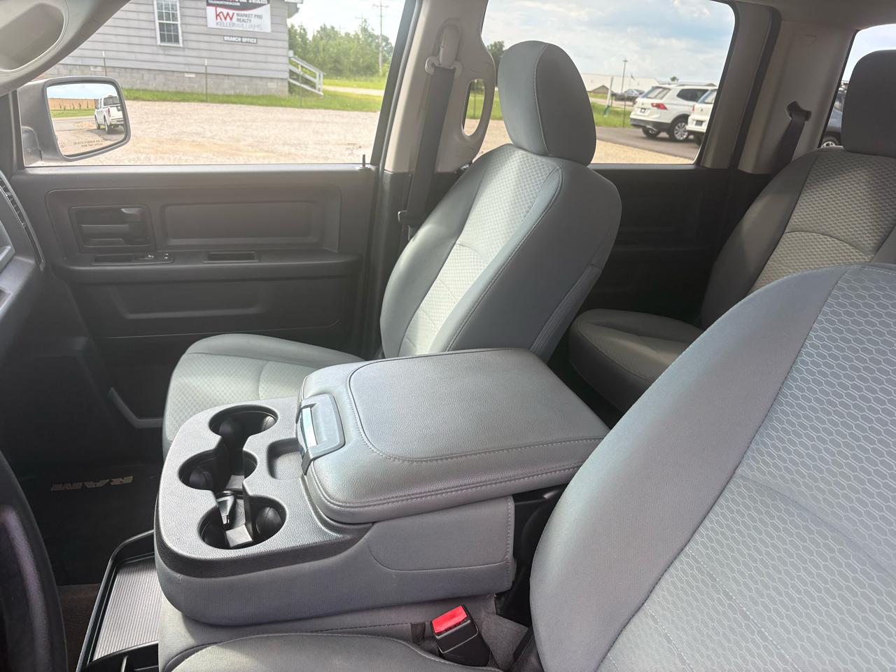 RAM 1500 4WD Crew Cab 140.5" Sport 2016