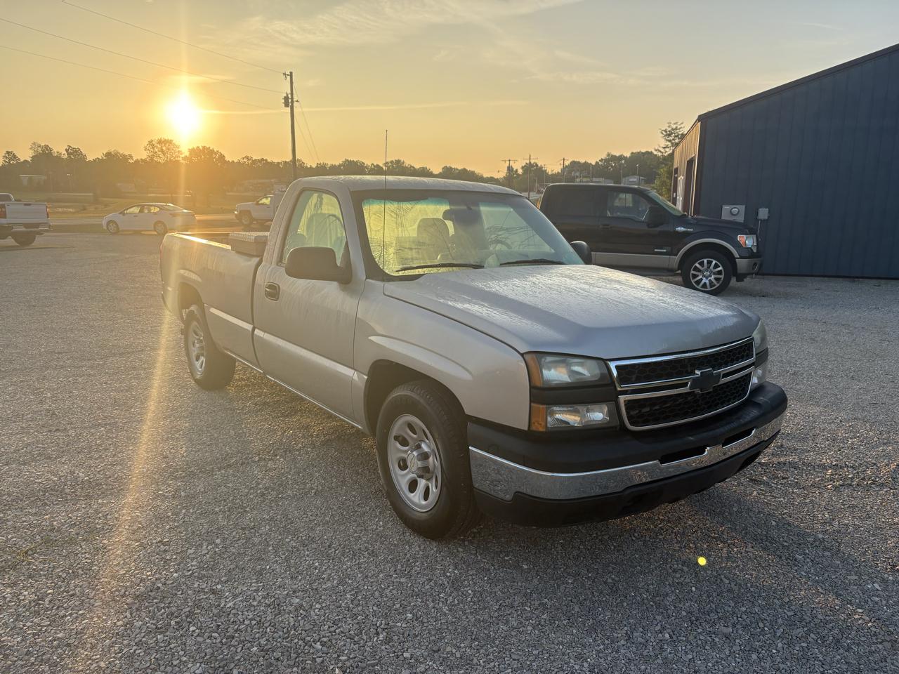 Chevrolet Silverado 1500 2WD Reg Cab 133.0" LS 2006