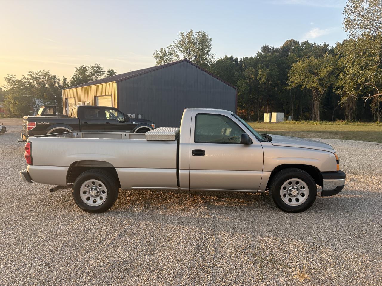 Chevrolet Silverado 1500 2WD Reg Cab 133.0" LS 2006