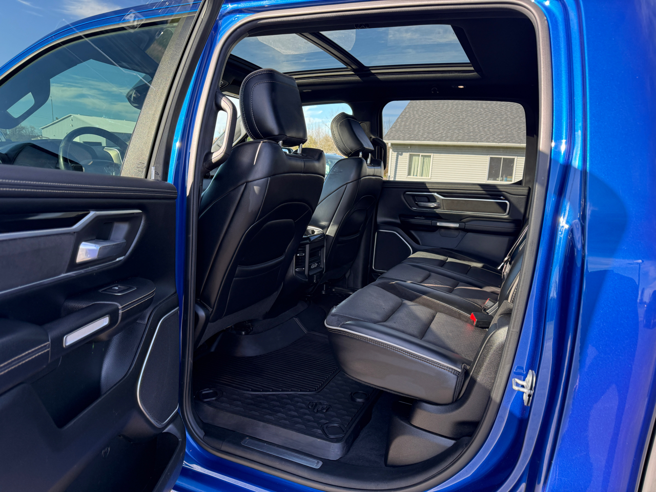 RAM 1500 Laramie 4x4 Crew Cab 6'4" Box 2019 RAM 1500 Laramie 4x4 Crew Cab 6'4" Box 2019