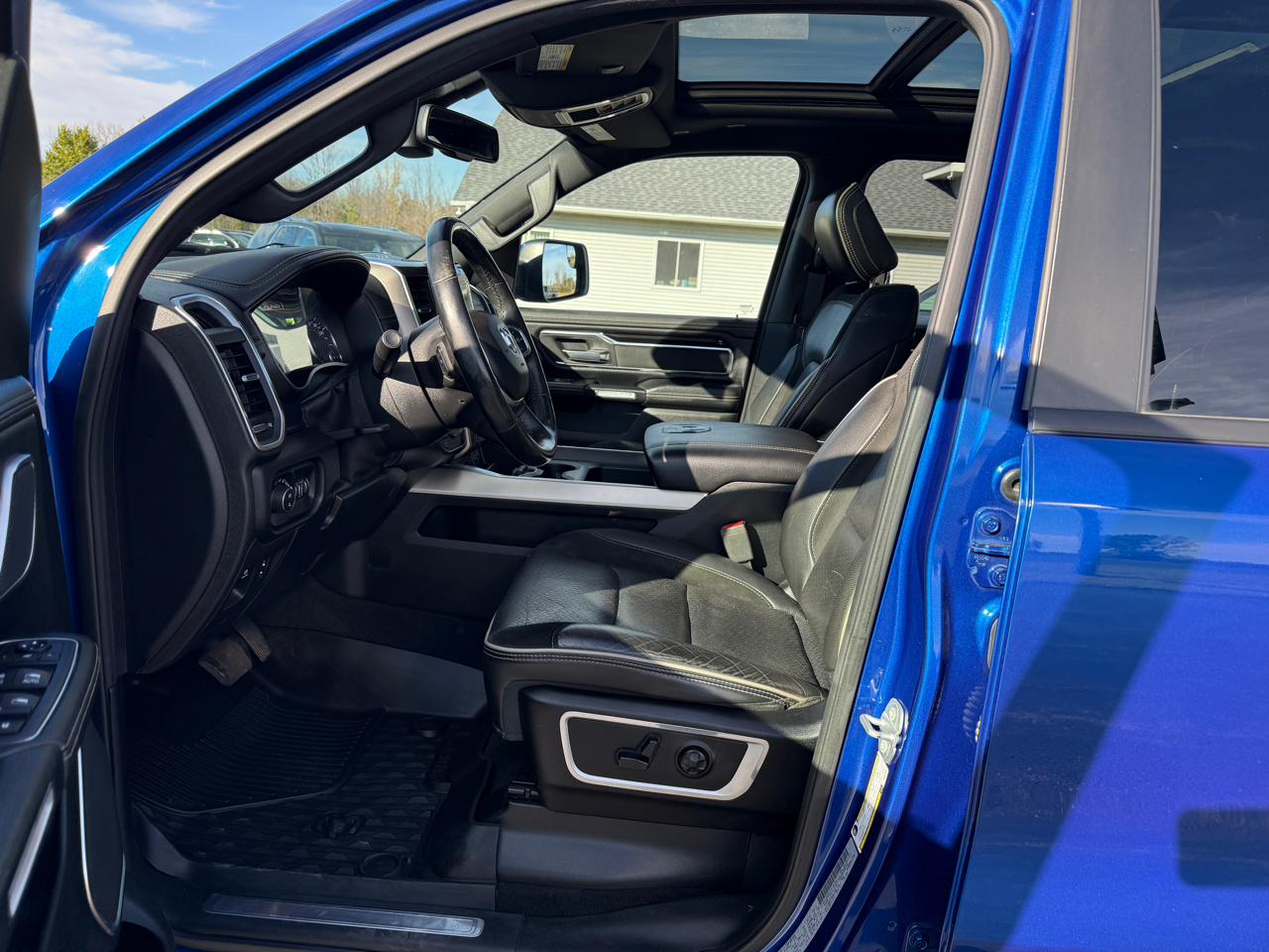 RAM 1500 Laramie 4x4 Crew Cab 6'4" Box 2019 RAM 1500 Laramie 4x4 Crew Cab 6'4" Box 2019