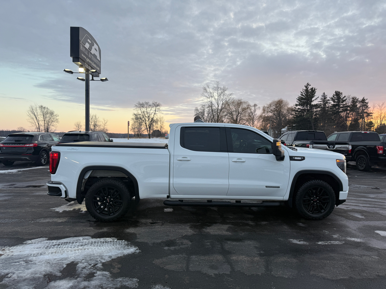 GMC Sierra 1500 4WD Crew Cab 157" Elevation 2023