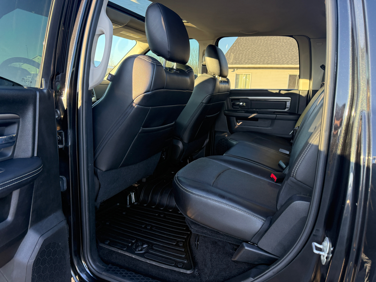 RAM 1500 4WD Crew Cab 140.5" Sport 2016