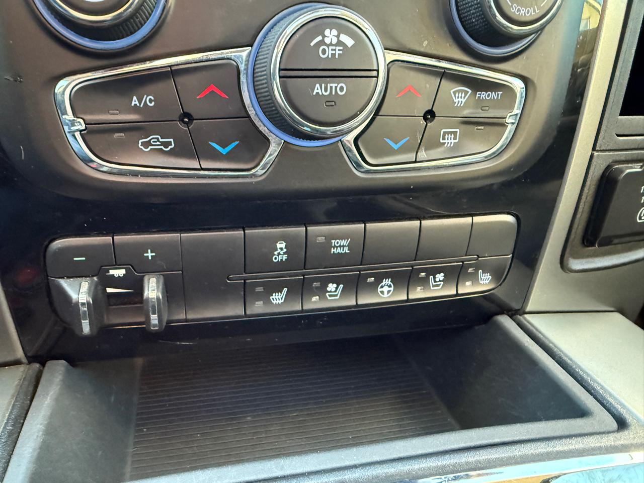 RAM 1500 4WD Crew Cab 140.5" Sport 2016