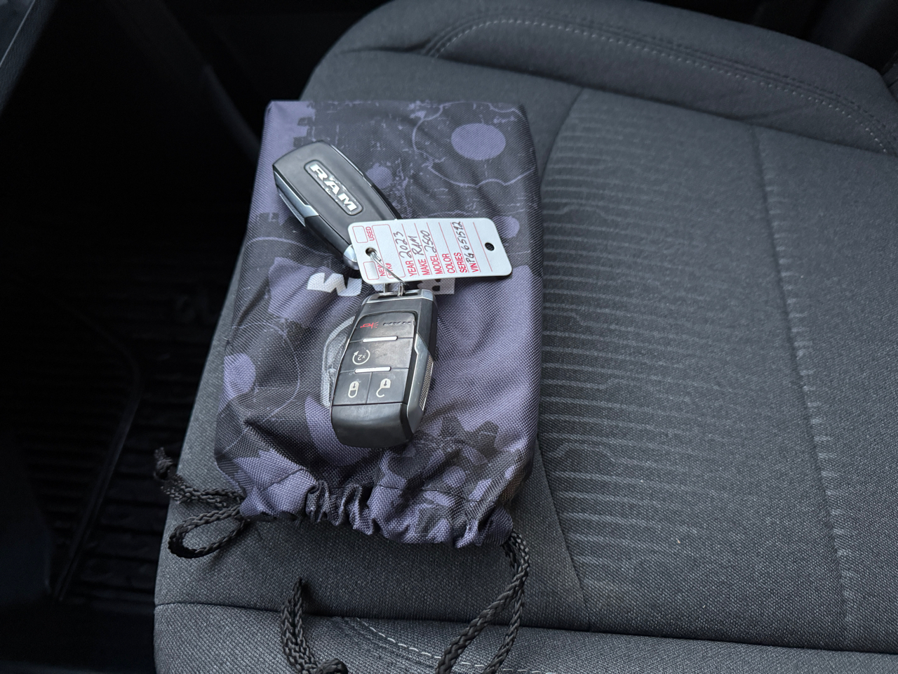 RAM 2500 Big Horn 4x4 Crew Cab 6'4" Box 2023