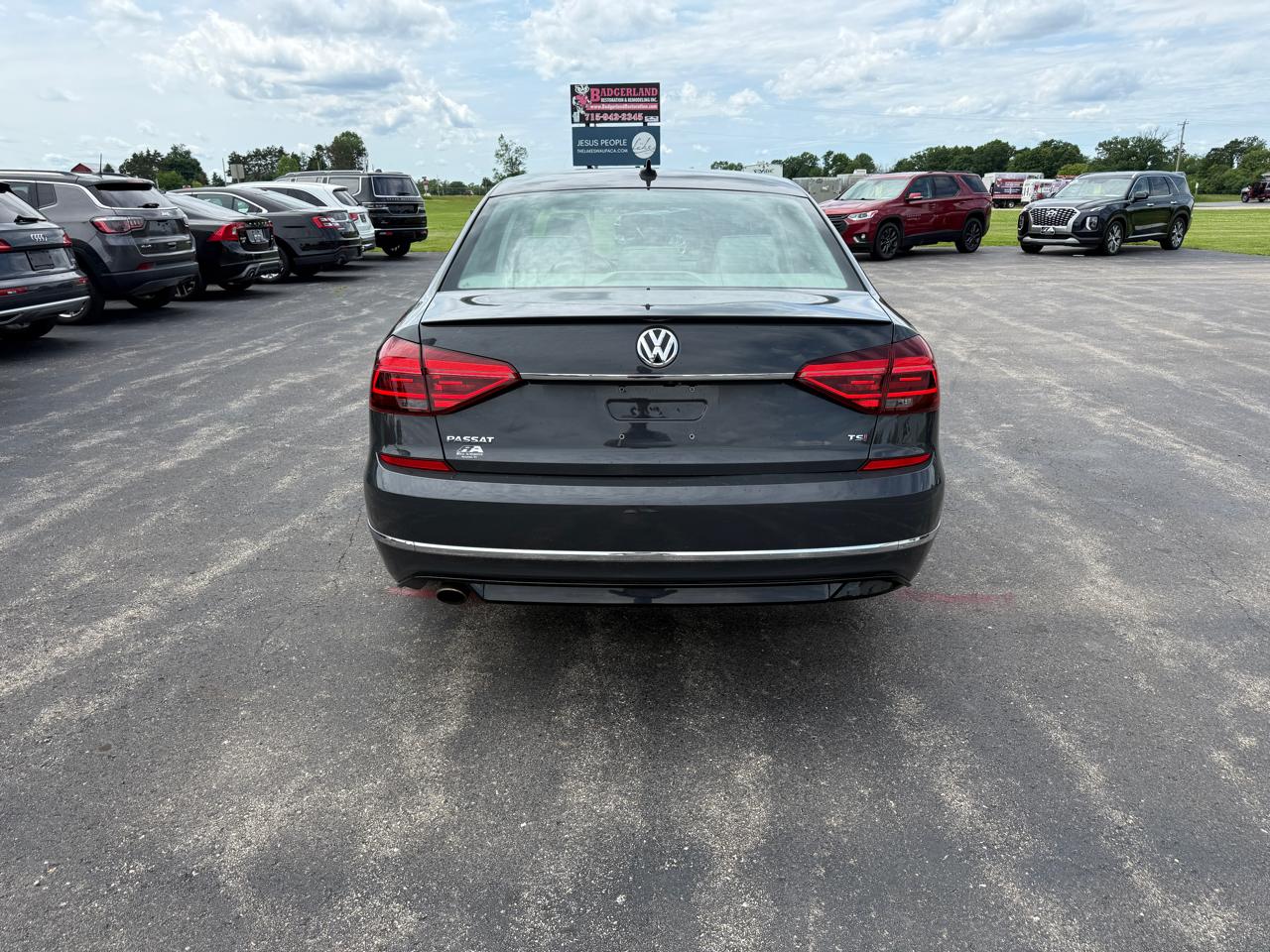 Volkswagen Passat R-Line w/Comfort Pkg Auto 2017