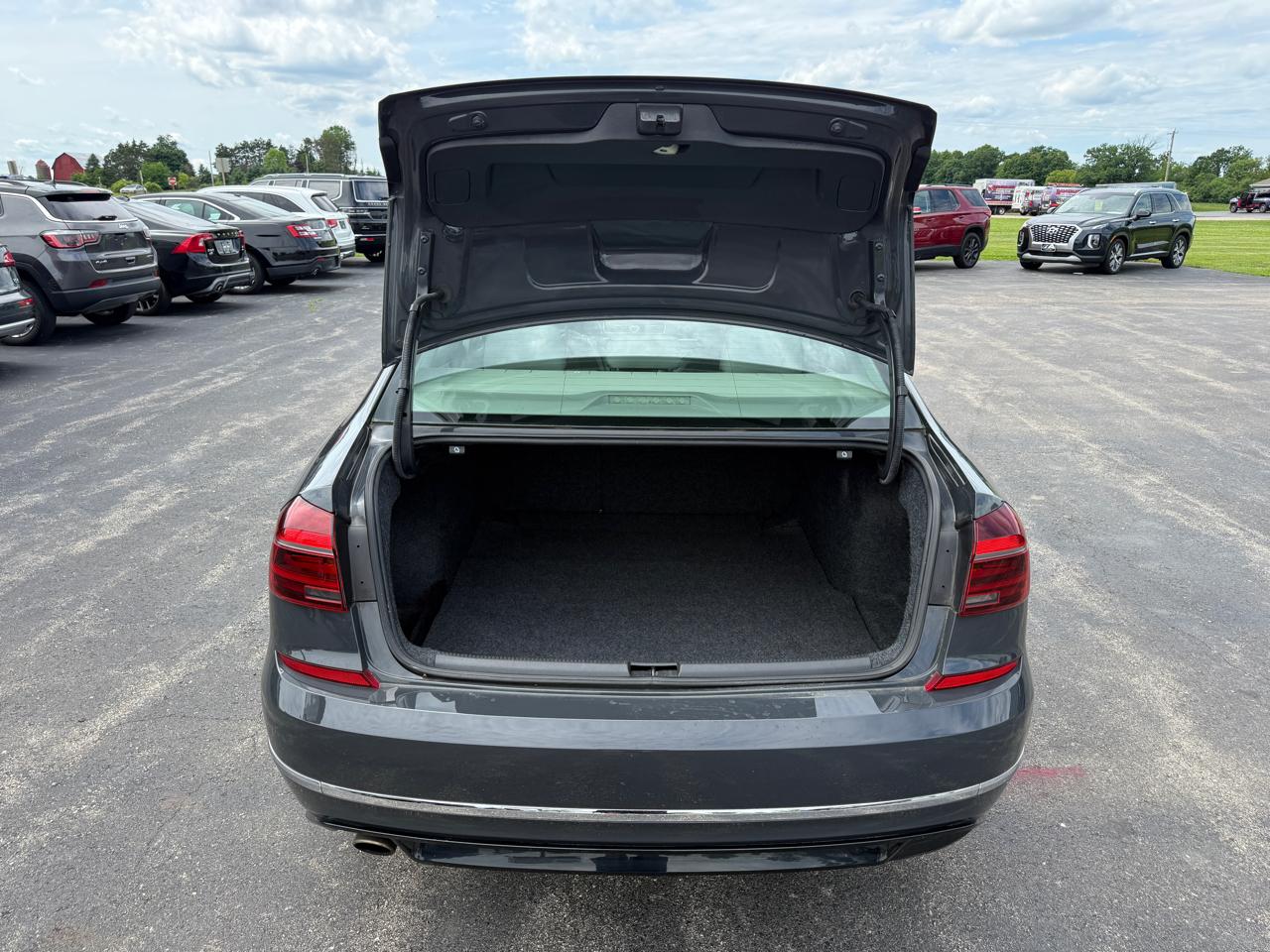 Volkswagen Passat R-Line w/Comfort Pkg Auto 2017
