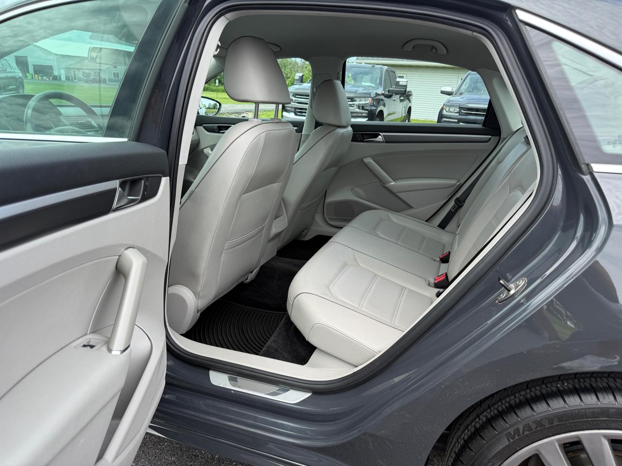 Volkswagen Passat R-Line w/Comfort Pkg Auto 2017