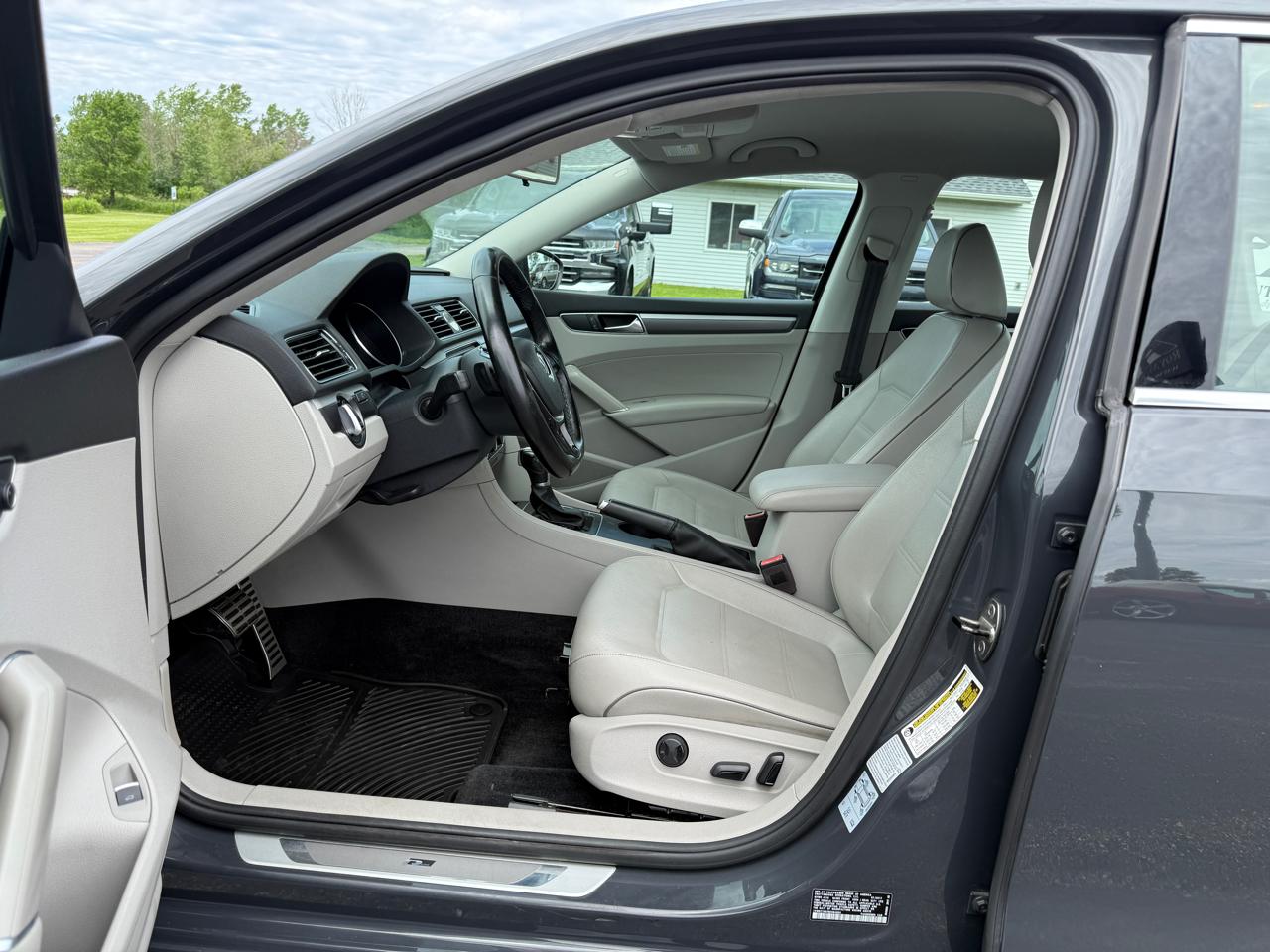 Volkswagen Passat R-Line w/Comfort Pkg Auto 2017