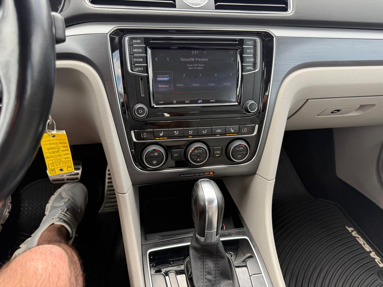 Volkswagen Passat R-Line w/Comfort Pkg Auto 2017