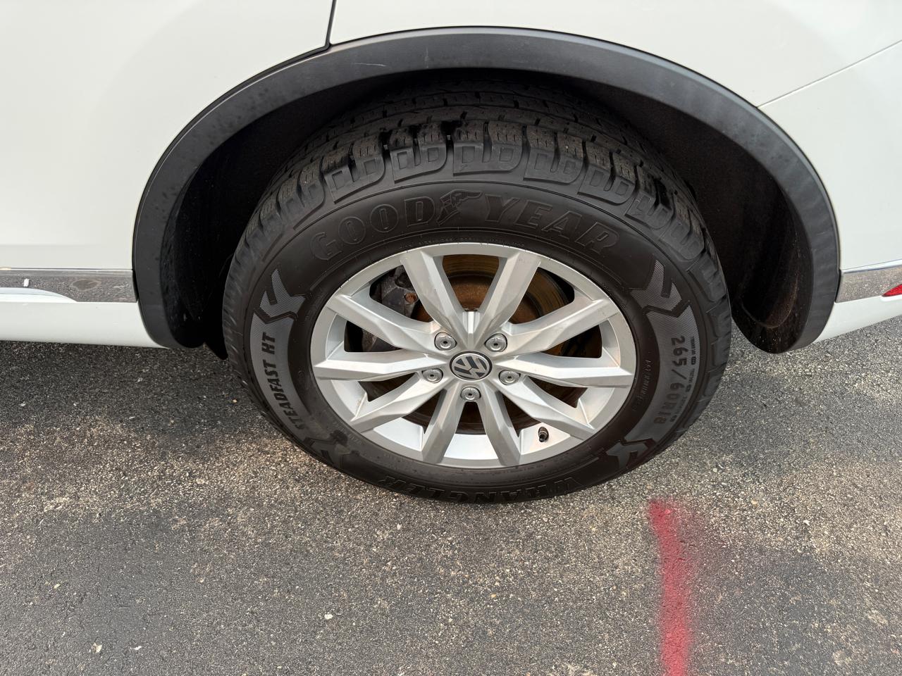 Volkswagen Touareg 4dr V6 Sport w/Technology 2015