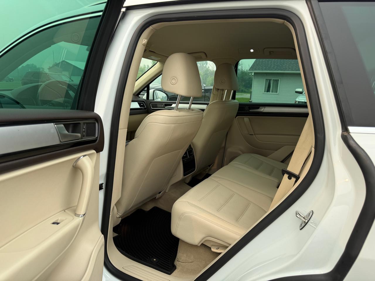 Volkswagen Touareg 4dr V6 Sport w/Technology 2015