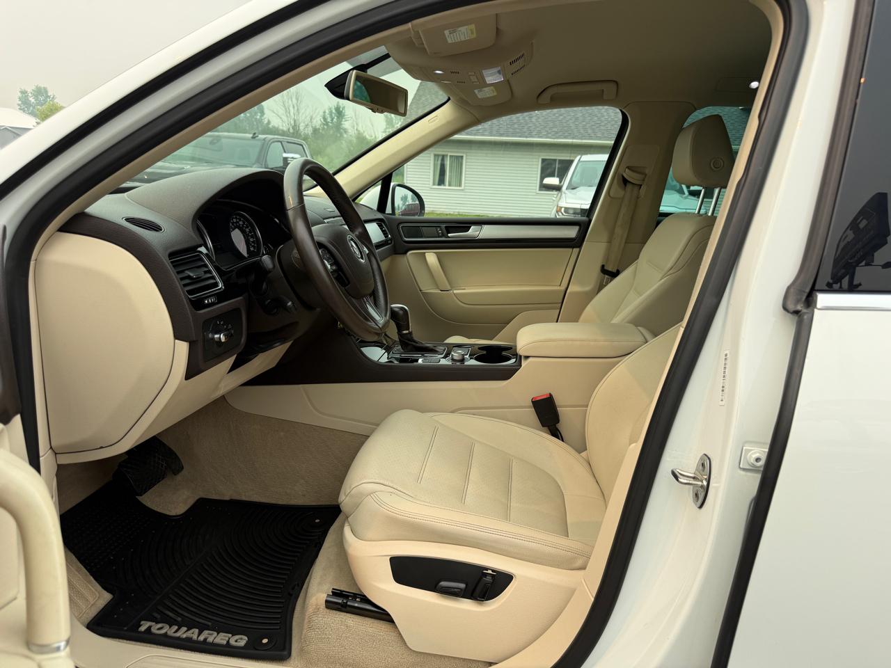 Volkswagen Touareg 4dr V6 Sport w/Technology 2015