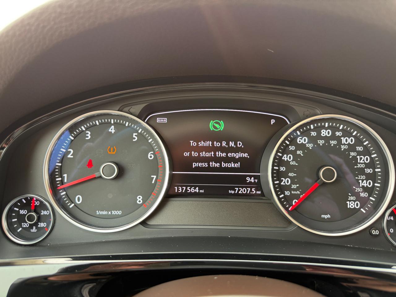 Volkswagen Touareg 4dr V6 Sport w/Technology 2015