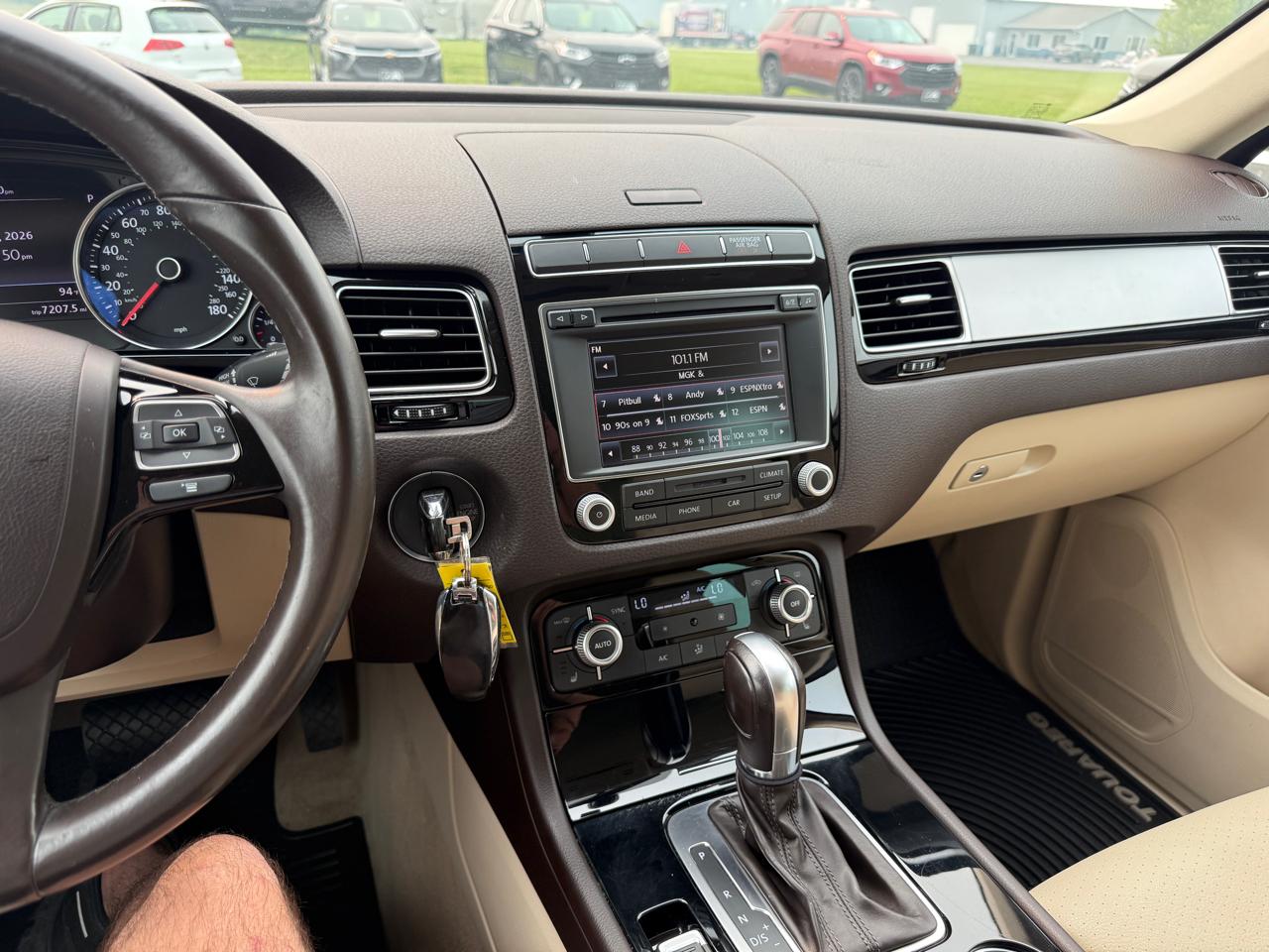 Volkswagen Touareg 4dr V6 Sport w/Technology 2015