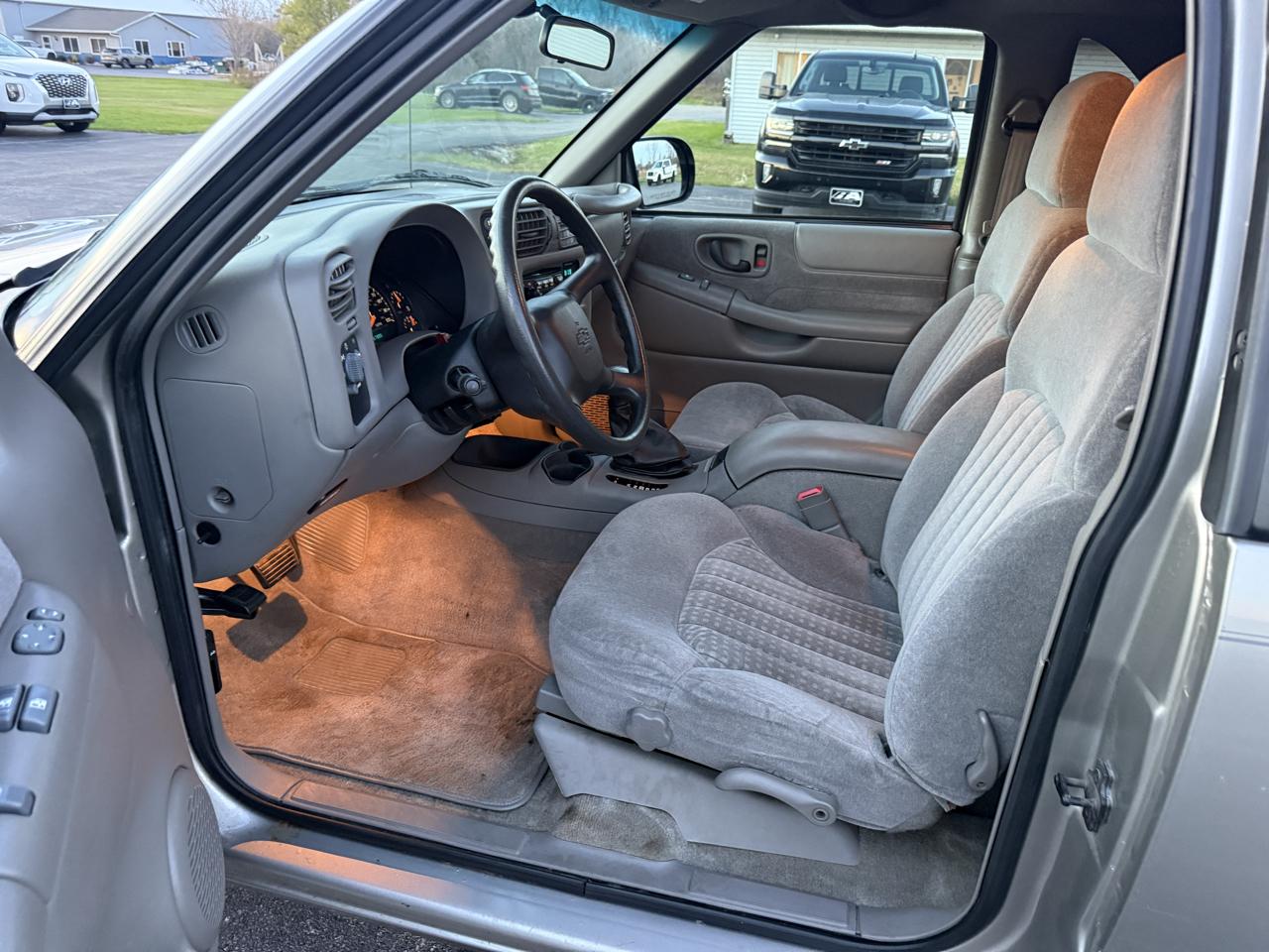 Chevrolet Blazer 2dr 4WD LS 2002