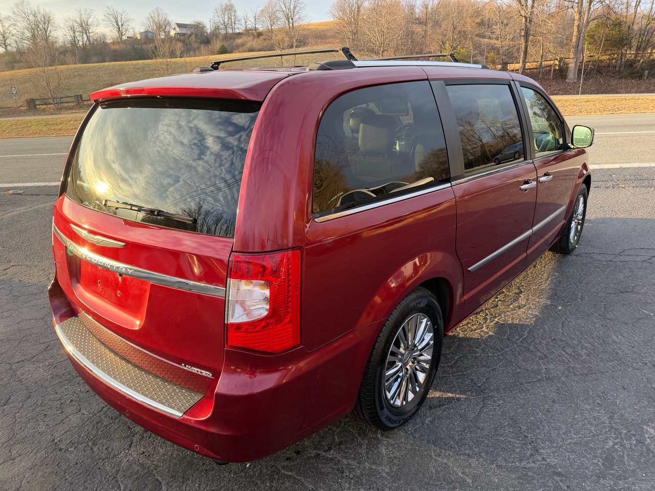 Chrysler Town & Country Limited Platinum 2011