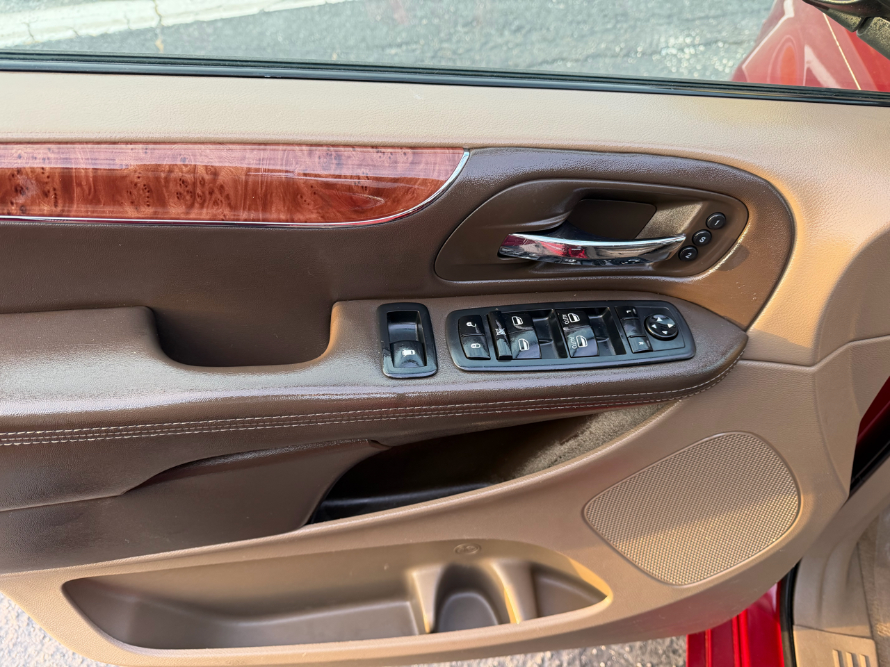 Chrysler Town & Country Limited Platinum 2011