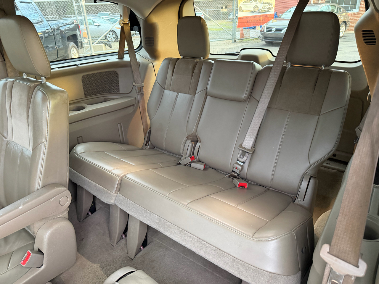Chrysler Town & Country Limited Platinum 2011